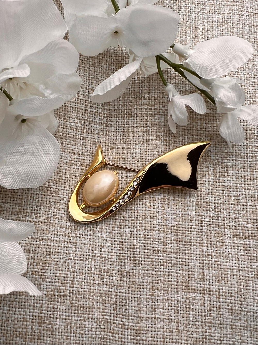 VINTAGE Retro Gold Wave Brooch with Crystal Rhinestones and an Oval Pearl